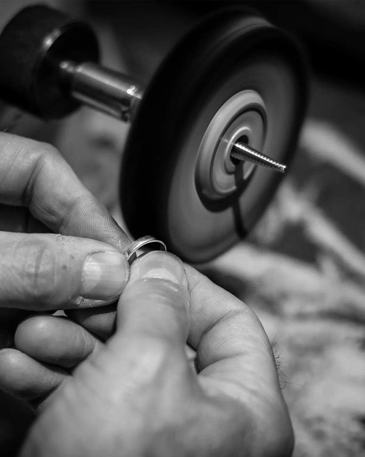 Polissage de bijoux à la bijouterie Chron'or de Guebwiller