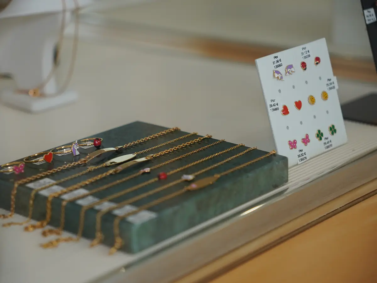 Bijoux en vitrine chez Chron'or
